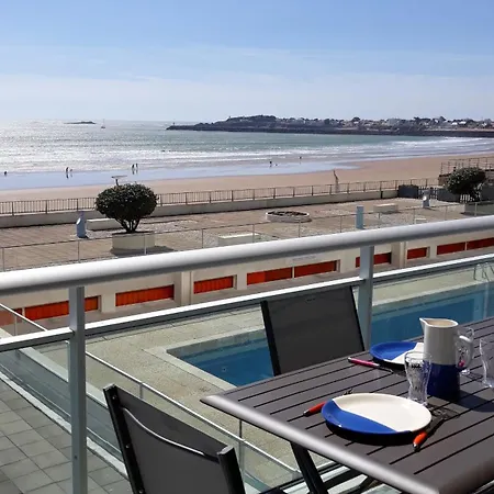 Avec Piscine Roof